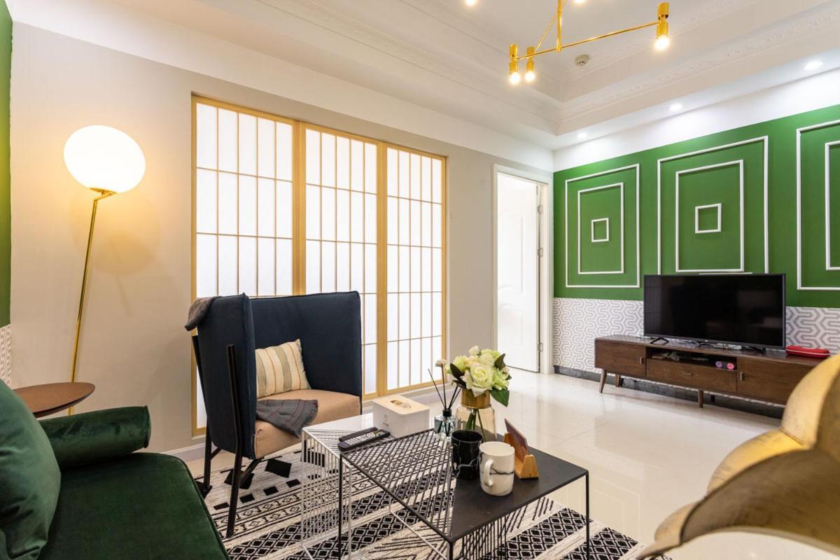 Wuhan Hongshan-Guanggu Square- Locals Apartment 00157650 Экстерьер фото