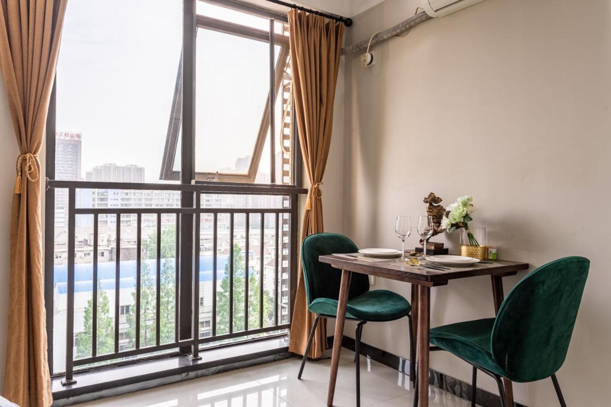 Wuhan Hongshan-Guanggu Square- Locals Apartment 00157650 Экстерьер фото